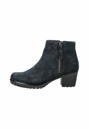 Botte en cuir suédé noir avec un bout arrondi, une fermeture éclair sur le côté et un talon bloc. Dispose d'une semelle texturée pour une meilleure adhérence et stabilité.