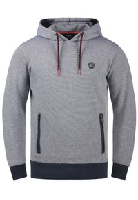 Grau Hoodie aus strukturiertem Material, mit kontrastierenden dunkelblauen Bündchen und Saum, Reißverschluss-Taschen und einem Logo auf der Brust. Mit roten und schwarzen Kordeln.