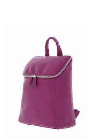 Sac à dos en cuir violet avec un devant zippé, un rabat plat et une double poignée. Texture lisse avec un design minimaliste et des bords nets.