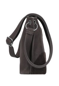 Bolso de hombro marrón con tela texturizada y cuero liso, que presenta una forma curva, herrajes metálicos y una correa larga.