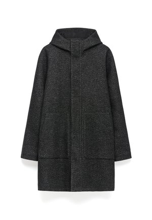 Ciemnoszary płaszcz z kapturem, wykonany z teksturowanej tkaniny. Posiada dwie przednie kieszenie oraz prosty krój o długości do połowy uda.
