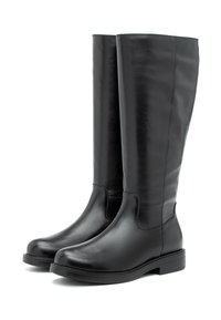 Černé kožené vysoké boty s hladkým povrchem, zakulacenou špičkou, nízkým blokovým podpatkem a minimálními švy pro elegantní design.
