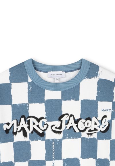 Sweat-shirt à carreaux bleus et blancs avec un col côtelé, un motif effet coup de pinceau, et le logo "MARC JACOBS" en noir et blanc.