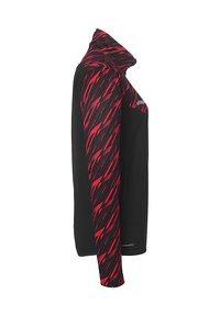 Sort atletisk langærmet top med et rødt og sort diagonalt stribemønster på den øverste venstre ærme og krave. Letvægts, åndbart stof.