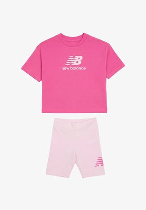 T-shirt corta a maniche corte rosa di New Balance abbinata a pantaloncini attillati rosa chiaro con un piccolo logo sulla gamba.