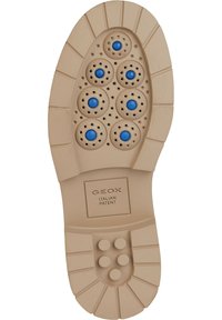 Soletta in gomma beige con otto fori di ventilazione circolari e dettagli blu. Comprende righe testurizzate e l'etichetta in rilievo "Geox Italian Patent".