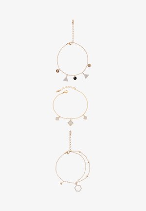 Tre delicati braccialetti a catena d'oro con ciondoli geometrici misti: triangoli e cerchi; quadrati e diamanti; esagono con piccole perline.