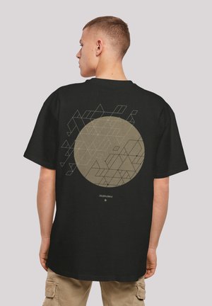 Schwarzes T-Shirt mit einem großen geometrischen Kreismuster in Beige auf der Rückseite, mit Dreiecksformen und dem Wort "FANTASTISCH" in Weiß.