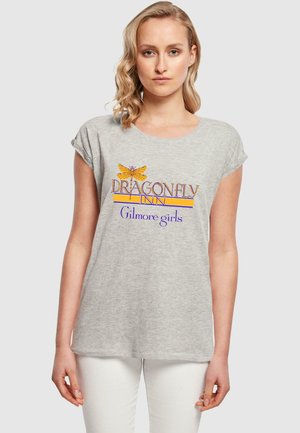 Graues Kurzarm-T-Shirt mit der Aufschrift "DRAGONFLY INN" und "Gilmore girls" in blauen und orangefarbenen Buchstaben, verziert mit einem Schmetterlingsgrafik.