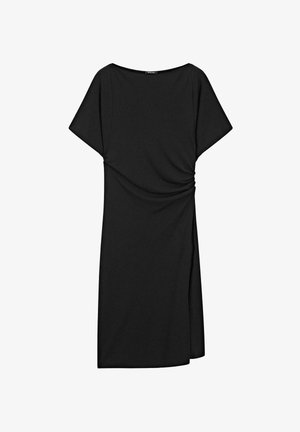 Abito nero realizzato in tessuto morbido, con maniche corte, una vestibilità ampia, un dettaglio arricciato laterale e un orlo asimmetrico.