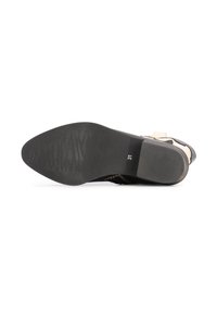 Semelle de chaussure noire et beige avec une finition lisse ; comprend un motif de texture antidérapant. Taille indiquée comme "37" sur le côté intérieur.