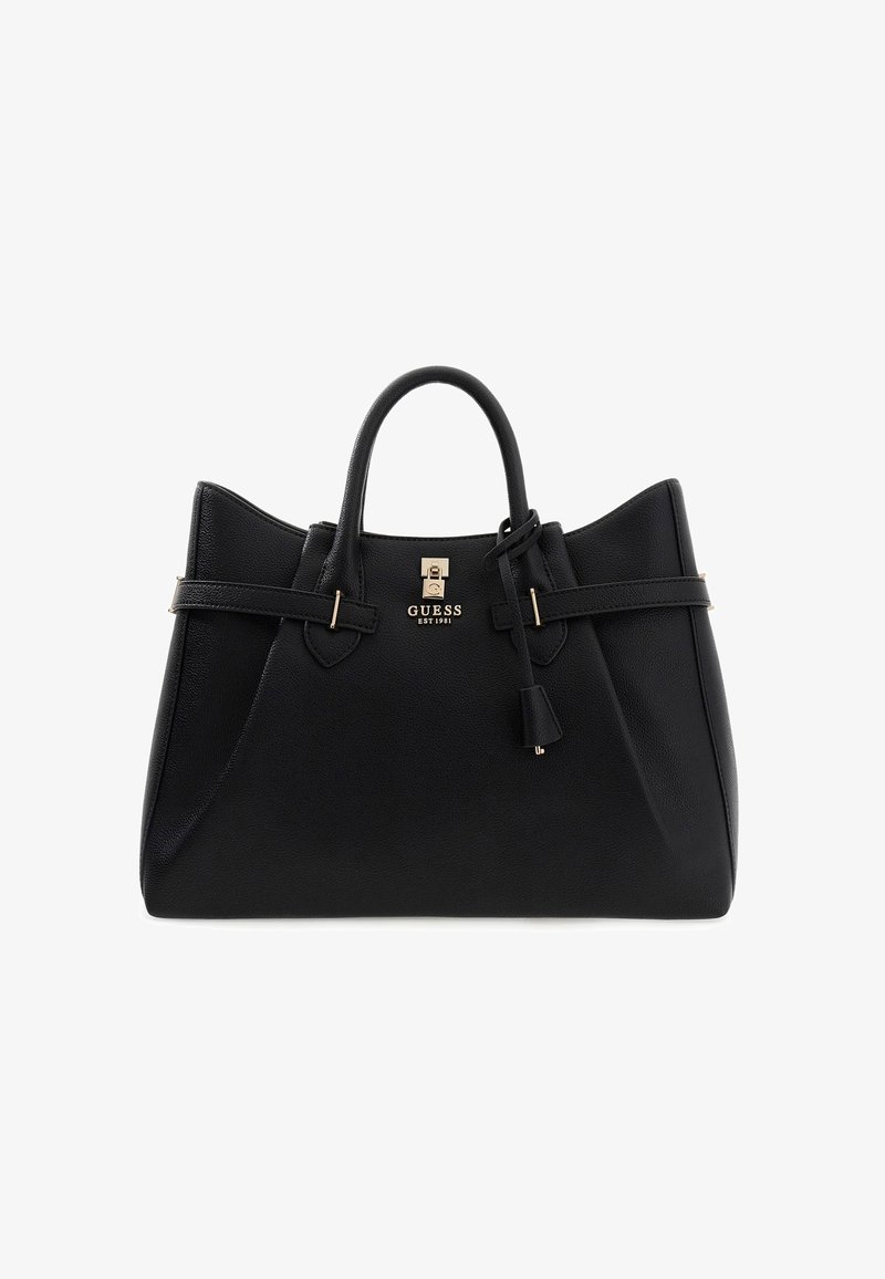 Sac à main Guess en cuir noir avec deux poignées, brides latérales, détail de verrou doré et une étiquette en cuir suspendue sur fond blanc.