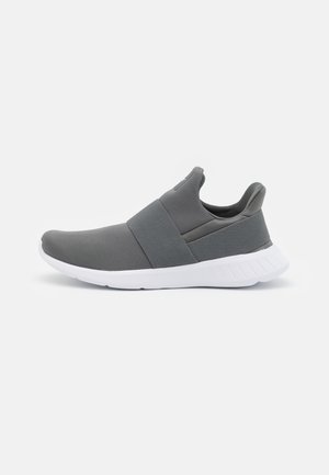 Baskets gris slip-on avec bandes élastiques sur le dessus, col de talon rembourré et semelle blanche épaisse texturée, vues de côté sur fond blanc.
