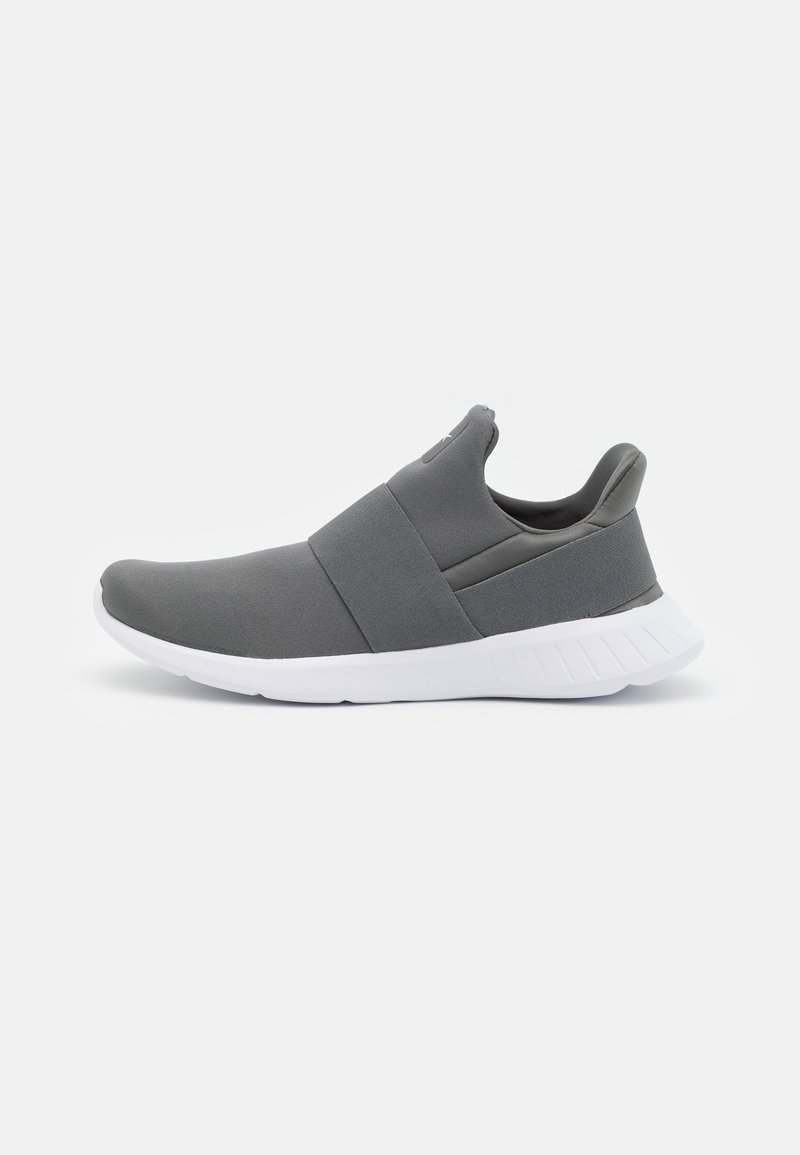 Baskets gris slip-on avec bandes élastiques sur le dessus, col de talon rembourré et semelle blanche épaisse texturée, vues de côté sur fond blanc.