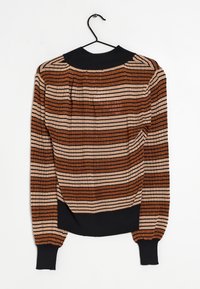 Hnědý a béžový pruhovaný svetr s texturovaným povrchem, s dlouhými nafouklými rukávy a černým žebrovaným výstřihem a lemem.