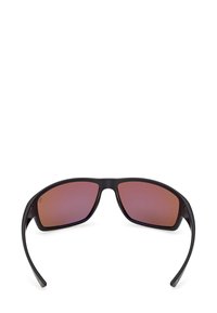 Aurinkolasit matta mustassa kehykset ja häipyvät vaaleanpunatunnelman linsseillä. Kaareva muoto ja sleek-päät, joissa moderni muotoilu ja hienovarainen brändäys.