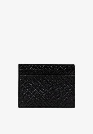 Portafoglio nero realizzato in pelle testurizzata, caratterizzato da un motivo diagonale, con multiple fessure per carte e una forma rettangolare elegante.