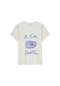 Wit katoenen T-shirt met een blauwe afbeelding met de tekst "à la Carte" en een geïllustreerde vis in een decoratieve rand. Korte mouwen.
