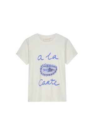 Wit katoenen T-shirt met een blauwe afbeelding met de tekst "à la Carte" en een geïllustreerde vis in een decoratieve rand. Korte mouwen.
