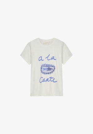 Wit katoenen T-shirt met een blauwe afbeelding met de tekst "à la Carte" en een geïllustreerde vis in een decoratieve rand. Korte mouwen.