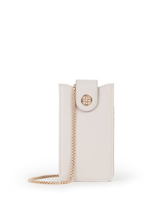 Custodia per telefono in pelle color crema con chiusura in oro e tracolla a catena abbinata in oro, in piedi su una superficie bianca.