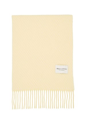 Miękki jasnopółkowy szalik z ukośnymi paskami, frędzlami na końcach i białą metką z napisem "Marc O’Polo" w pobliżu jednego rogu.
