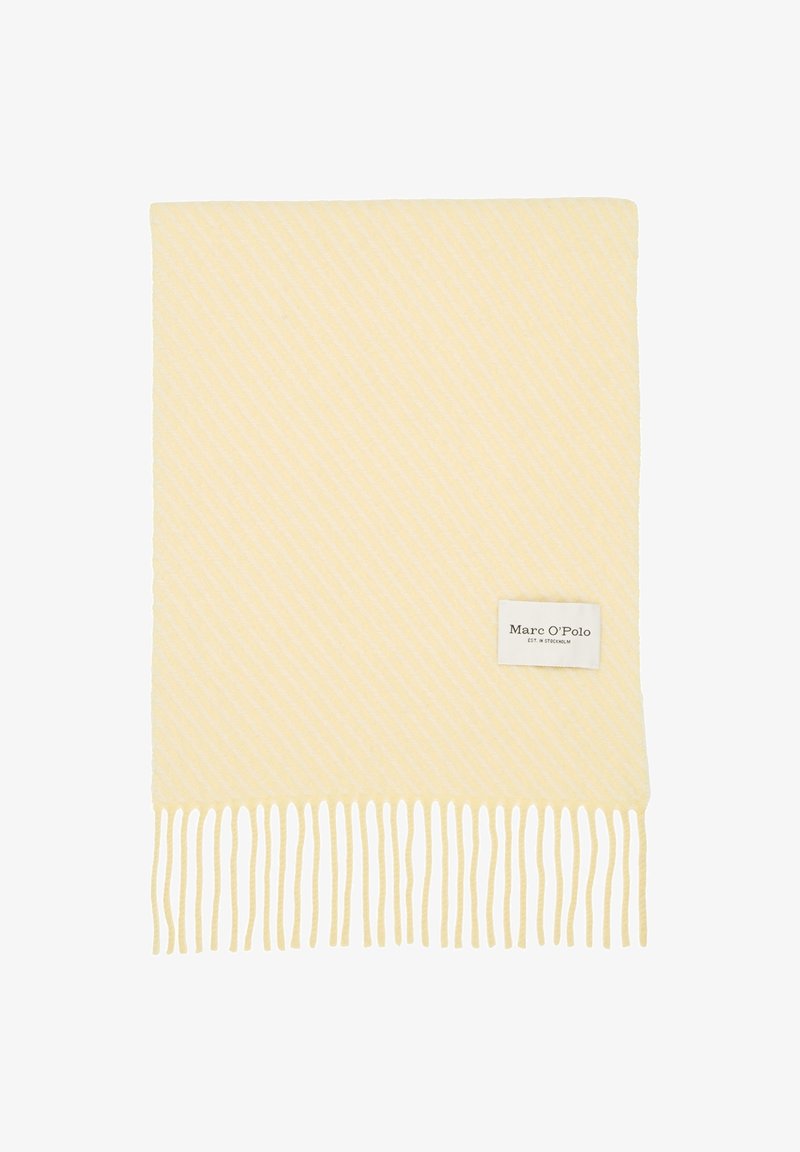 Écharpe jaune pâle douce avec des rayures diagonales, des extrémités à franges et une étiquette blanche portant l'inscription "Marc O’Polo" près d'un coin.