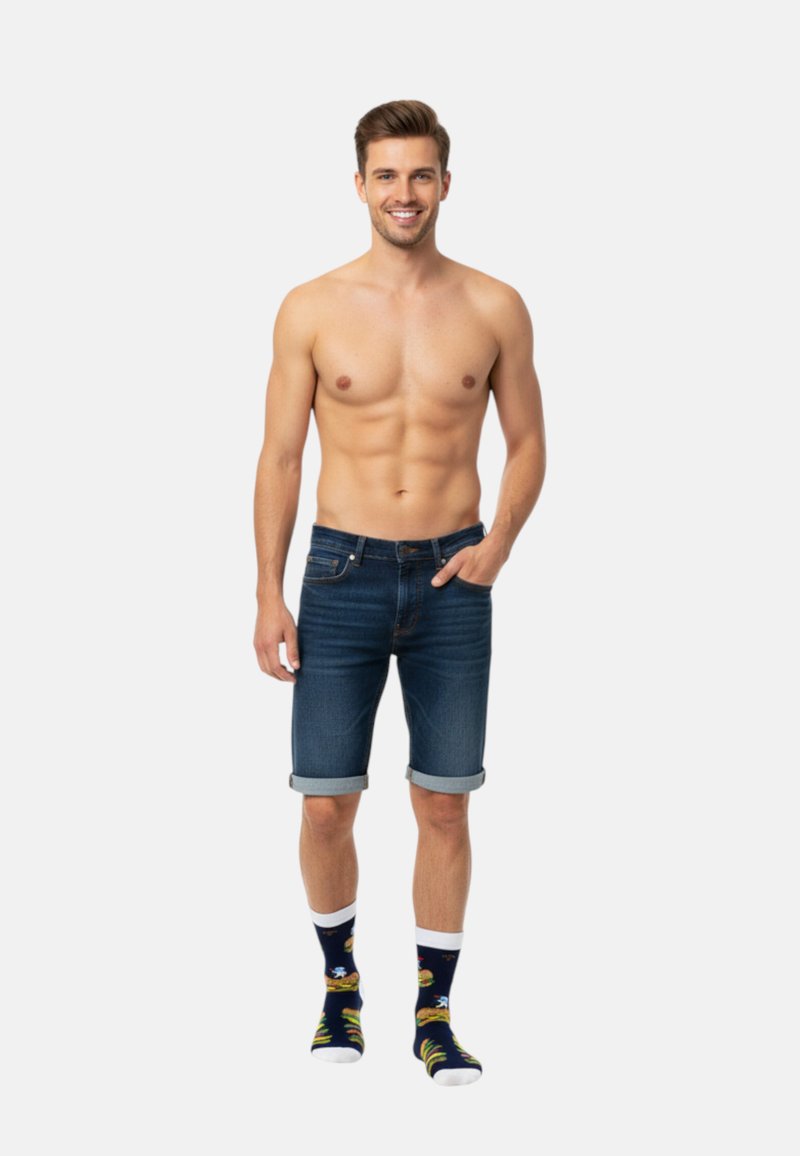 Mörkblå denimshorts i figurnära stil med upplindade fållar. Svarta strumpor med ett färgglatt hamburgermönster och vita detaljer.
