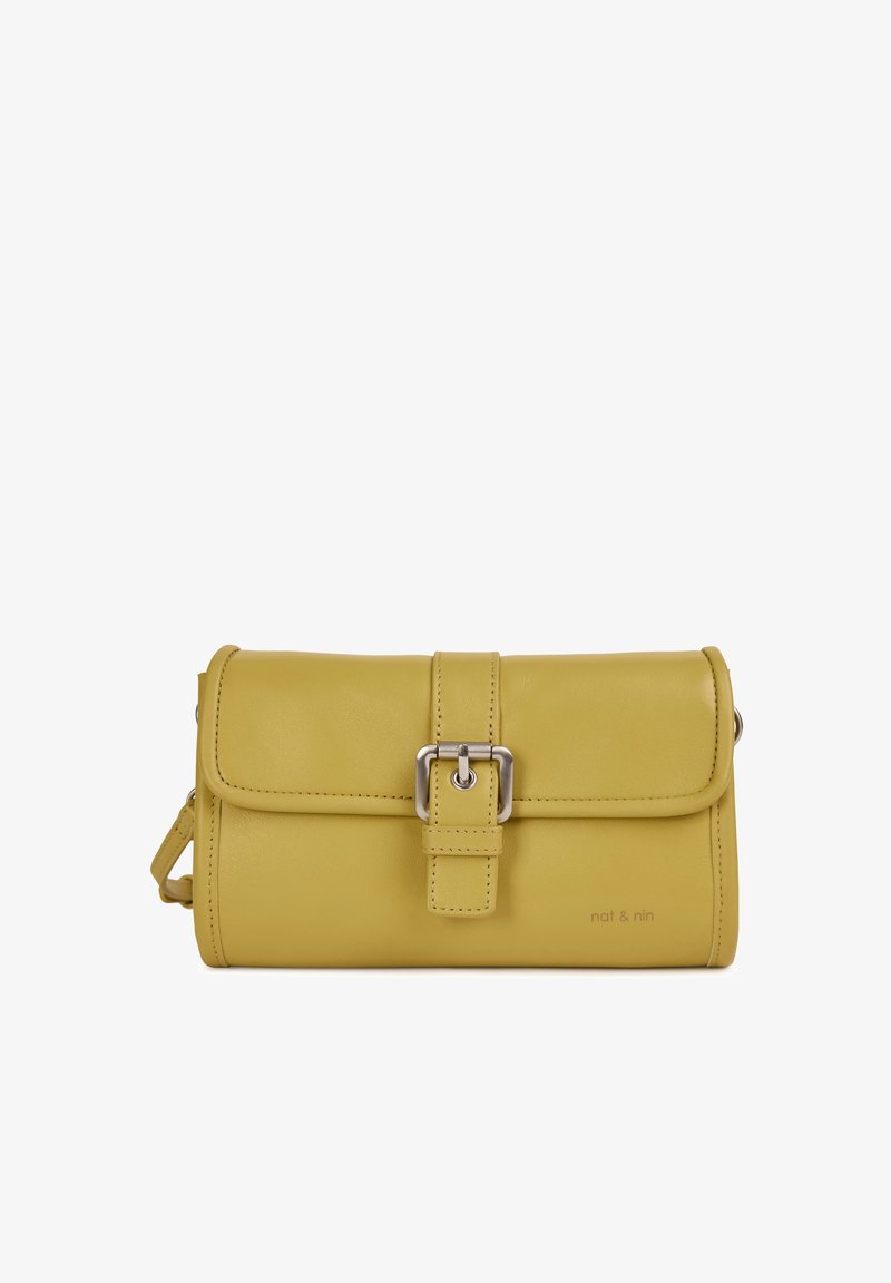 Pochette en cuir jaune avec rabat et fermeture à boucle argentée, petite sangle pour le poignet et logo discret "nat & nin" en bas à droite à l'avant.