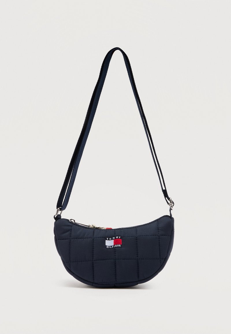 Μπλε ναυτικό καπιτονέ τσάντα ώμου σε σχήμα ημισελήνου με ρυθμιζόμενο λουρί και το λογότυπο της Tommy Hilfiger στο μπροστινό μέρος.