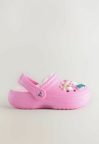 Roze schuimklompen met een zachte faux-bont voering, verstelbare achterband, decoratieve bedels en ventilatiegaten aan de zijkanten.