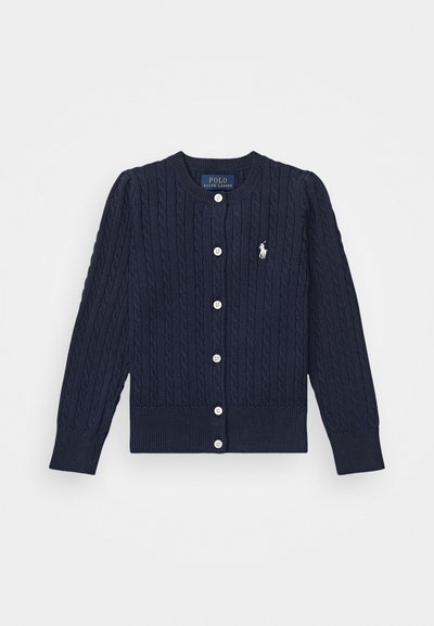 Marineblau gestrickte Strickjacke mit Kabelmuster, langen Ärmeln, Rundhalsausschnitt und fünf weißen Knöpfen. Verfügt über ein kleines gesticktes Logo auf der Brust.