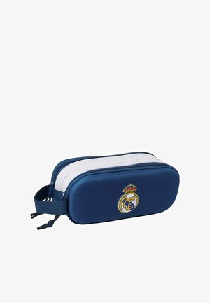 Niebieskie etui na długopisy z białym zamkiem błyskawicznym, z okrągłym haftowanym logo klubu piłkarskiego, teksturowaną tkaniną i małą pętelką do przenoszenia.
