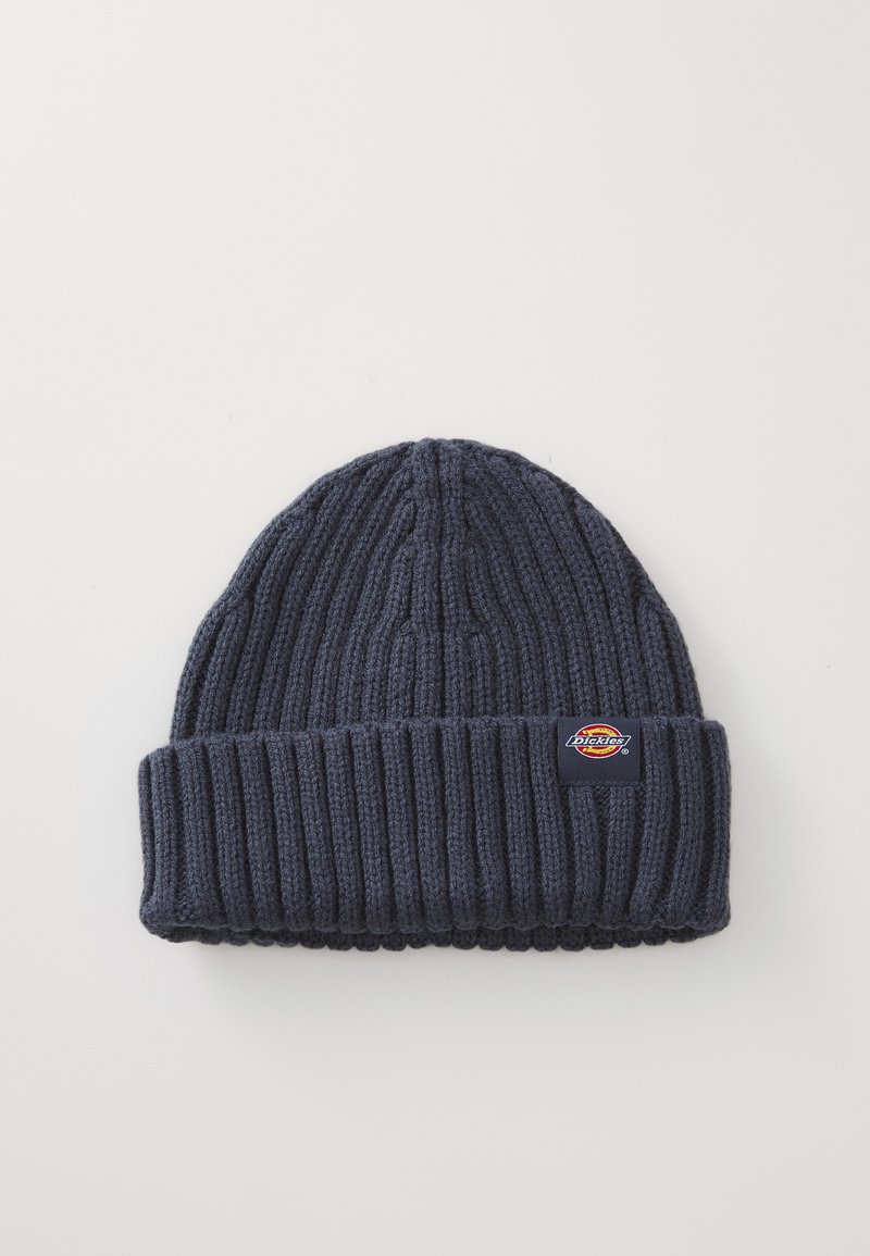 Gorro de malha navy com textura canelada, aba dobrada e uma pequena etiqueta colorida da Dickies no lado.