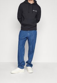 Lyle & Scott Mikina s kapucí - black