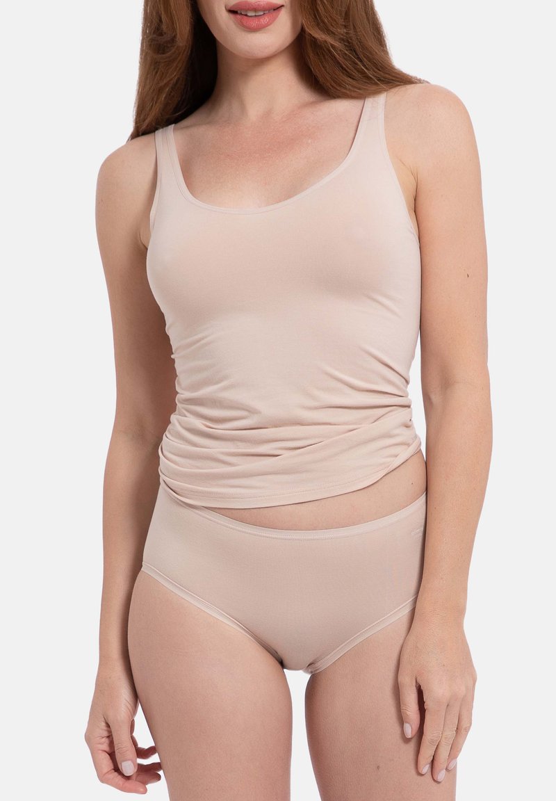 Beige tanktop gemaakt van zachte stof, met brede bandjes en een geraffineerd design, gecombineerd met bijpassende high-waisted slips.