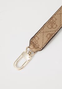 Brązowy, wzorzysty pasek z tkaniny z złotym metalowym klipsem, o gładkiej fakturze i kontrastujących ciemnych krawędziach.