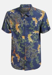 Košile s krátkým rukávem na knoflíky v námořnické modři. Má tropický motiv tygrů a zeleně. Vyrobená z hladké látky s úzkým střihem.