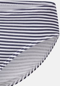 Marineblau-weißen gestreiften Badebikini-Slip mit glatter Textur und niedrigem Schnitt sowie genähten Kanten.