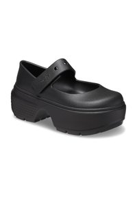 Schwarze Clogs mit einer glatten Oberflächenstruktur und einem breiten, geschwungenen Riemen. Sie haben eine klobige Sohle mit einem gemusterten Profil für besseren Halt.
