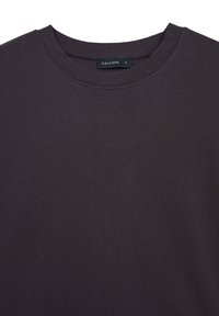 T-shirt grigia a maniche corte in cotone morbido. Presenta un colletto a costine e un'etichetta nera di dimensioni ridotte con il marchio "CALLIOPE" e la taglia "S".