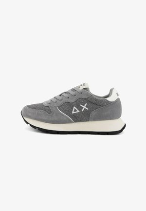 Sneakers grigi con tomaia in suede e tessuto testurizzato. Accenti bianchi e neri. Lacci piatti e suola in gomma per una migliore aderenza.