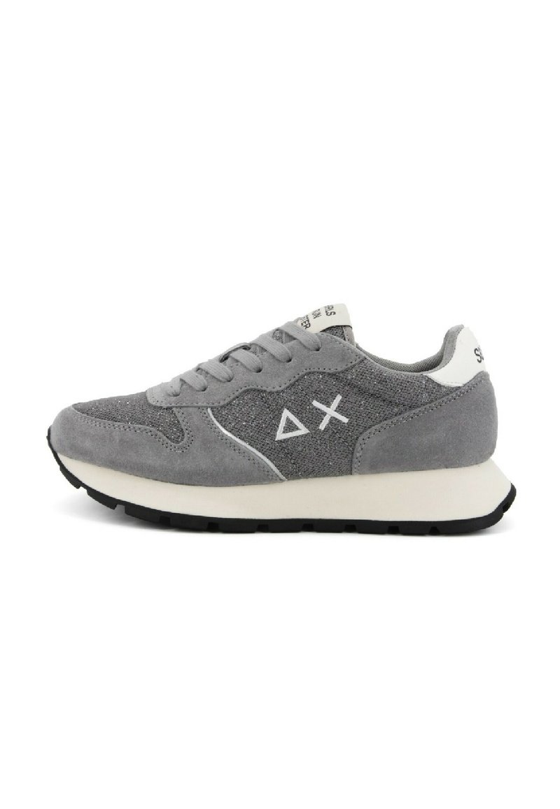 Sneakers grigi con tomaia in suede e tessuto testurizzato. Accenti bianchi e neri. Lacci piatti e suola in gomma per una migliore aderenza.