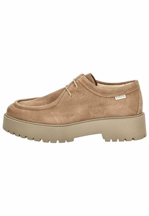 Chaussure en daim marron avec un bout arrondi, deux œillets pour les lacets, et une semelle en caoutchouc beige épaisse dotée d'un motif texturé.