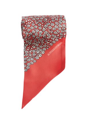 Pañuelo triangular rojo con pequeño estampado de flores blancas a lo largo de un borde y texto «& Other Stories» en la sección lisa.