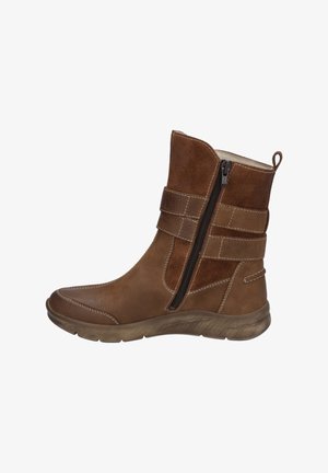Bottine marron avec une tige en suède texturé, fermeture éclair sur le côté, deux sangles et une semelle en caoutchouc. Des coutures contrastées soulignent le design.