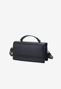 Μαύρη δερμάτινη τσάντα χειρός με δομημένο σχήμα, που διαθέτει πάνω λαβή και αφαιρούμενο ιμάντα. Λεία υφή και μινιμαλιστικός σχεδιασμός.