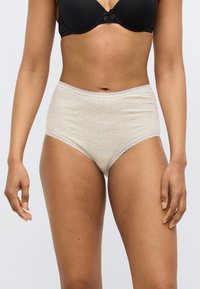 Ανοιχτό μπεζ κάτω μέρος εσωρούχου από βαμβάκι με ψηλή μέση, μαλακή υφή και δαντελένιο τελείωμα κατά μήκος της μέσης, προσφέροντας άνετη εφαρμογή.