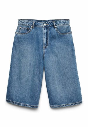 Short en denim bleu de longueur moyenne avec bouton à l'avant, fermeture éclair, passants pour ceinture et design à cinq poches, étalé à plat sur fond blanc.