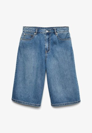 Short en denim bleu de longueur moyenne avec bouton à l'avant, fermeture éclair, passants pour ceinture et design à cinq poches, étalé à plat sur fond blanc.